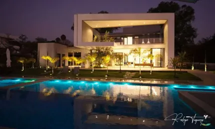 Sobrado novo à venda no Aldeia do Vale – Fundo de lago, 4 suítes, piscina com raia e lazer deslumbrante