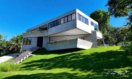 Sobrado à venda no Aldeia do Vale – Arquitetura by Peter Bal, vista para o lago e hípica, piscina Knife Edge e conceito Plateau Infinity