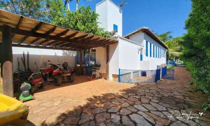 Casa térrea no estilo colonial português à venda no Aldeia do Vale – 4 suítes, 1.250 m² de terreno e lazer completo