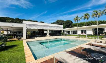 Casa térrea de alto padrão à venda no Aldeia do Vale com 4 suítes, vista definitiva e projeto Leo Romano