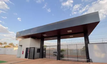 Sobrado à venda no Condomínio Beija Flor – 3 quartos, varanda gourmet e lazer completo próximo ao Hugol