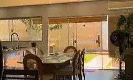 Casa térrea de esquina à venda no Condomínio Monte Verde, em frente ao bosque – 198 m² construídos e piscina aquecida