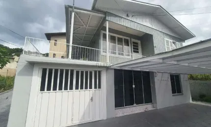 Lindas casas/Duas casas no terreno- excelente localização.