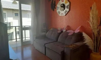 FLUENCE IMÓVEIS VENDE APARTAMENTO SEMIMOBILIADO, DOIS DORMITÓRIOS COM DUAS SACADAS ABERTAS, NO BAIRRO LICORSUL/COHAB EM BENTO GONÇALVES.