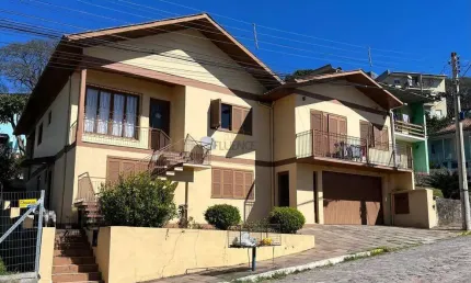 FLUENCE IMÓVEIS VENDE CASA COM 3 MORADIAS JÁ LOCADAS EM TERRENO DE 541,80 M2 NO BAIRRO LICORSUL EM BENTO GONÇALVES.