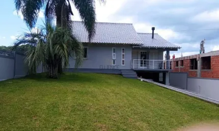 FLUENCE IMÓVEIS VENDE EXCELENTE CASA COM PISCINA NO BAIRRO SANTA MARTA EM BENTO GONÇALVES .