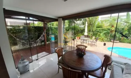 Casa em condomínio fechado com 3 quartos à venda na rua dos cações, jurerê internacional, florianópolis, 242 m2 por r$ 3.990.000