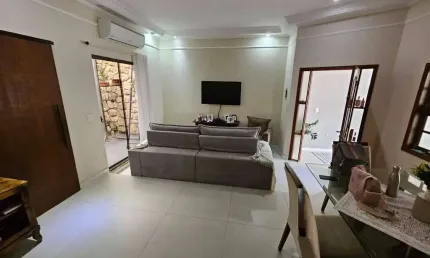 CASA COM 03 DORMITÓRIOS E SUÍTE PRÓXIMO AO CENTRO DE SALTO/SP