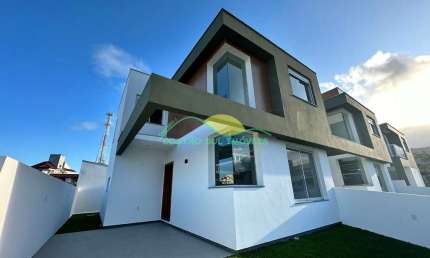 Casa de dois pavimentos, financiável, com 3 quartos, um deles suíte, a 450 metros da Praia dos Açor
