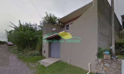 Confortável casa com dois quartos em terreno com duas frentes no Rio Tavares, Florianópolis, SC