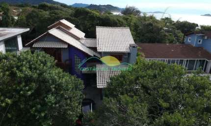 Casa de alvenaria de dois pavimentos com 210m², a 85 metros da Praia da Armação do Pântano do Sul -