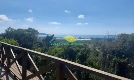 Linda casa com exuberante vista para o mar e Ilha do Campeche, a 600 metros da Lagoa do Peri e 1,2