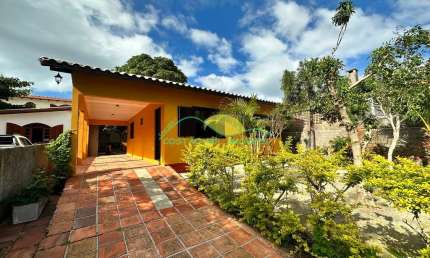 ALUGUEL - Casa espaçosa de 3 quartos, 2 banheiros e garagem para 2 carros - Perfeita para você e se