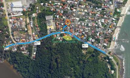 Terreno plano de 491,62m², com duas casas e em servidão sem saída, a 350 m da Praia do Morro das Pe