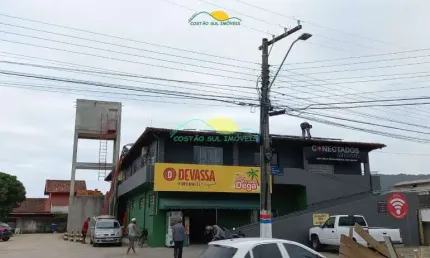 Prédio comercial na principal rua do bairro hoje há um mercado no térreo e uma igreja no piso super