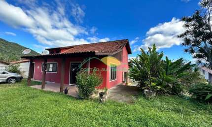 Venda - Casa Espaçosa de 4 Quartos com Vista para o Mar em Ribeirão da Ilha, Florianópolis - Viva o