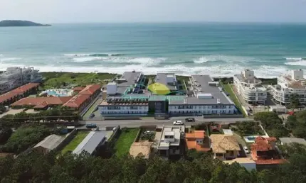 Apartamento de alto padrão com 3 suítes, no condomínio iconic home &amp; resort, pé na areia, financiáv