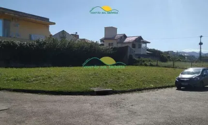 Terreno Escritura Publica de 533,42 m² a 330 metros da praia , com ótima infra estrutura em seu ent