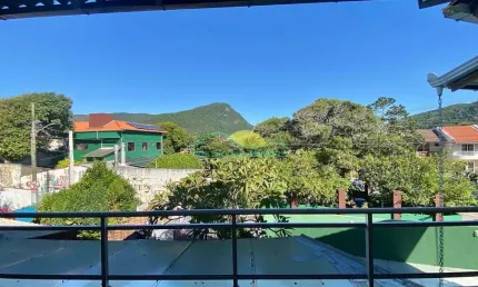 Casa Ampla com 3 Quartos a Poucos Metros da Praia na Armação – Conforto e Localização em Florianópo