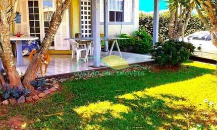 Casa com 3 quartos, sendo um deles suíte, não financiável, a poucos metros da praia do Santinho, Fl