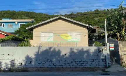 Oportunidade no Sul da Ilha! Casa com Viabilidade Comercial e Residencial no Morro das Pedras – Flo