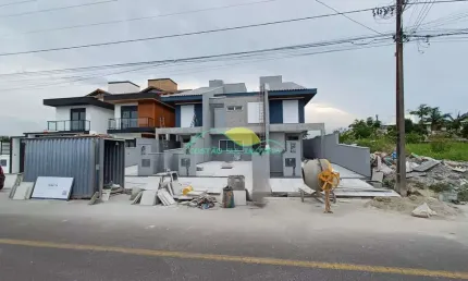 Casa geminada de dois pavimentos, financiável, com 3 suítes, no Marinas do Campeche - Campeche - Fl