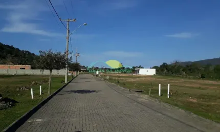 Terreno plano com 408,91 m², com escritura pública e financiável no condomínio vilaporé i em canaju