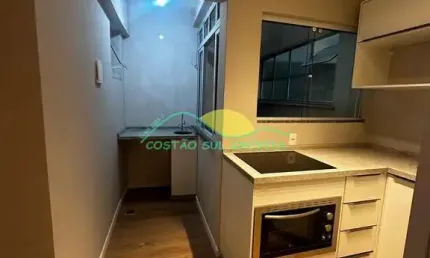 Apartamento reformado à venda no Ed. Pedro I, Centro, Florianópolis, SC