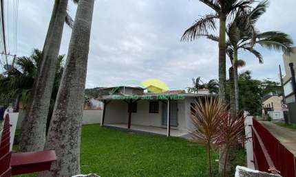Locação Anual: Casa com Piscina a Poucos Passos da Praia no Morro das Pedras – Florianópolis, SC
