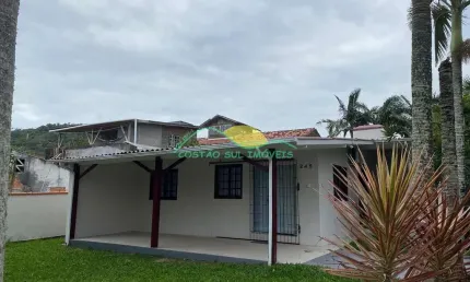 Locação Anual: Casa com Piscina a Poucos Passos da Praia no Morro das Pedras – Florianópolis, SC