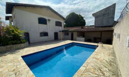 Casa de 4 Dorm c /3 suítes, CHURRASQUEIRA, 8 VAGAS. 326 m² de área útil. Bairro; Canto do forte.