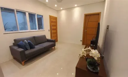 Casa de 2 dorm,  2 vagas, c/ piscina, 105 m² de área útil. bairro:  mirim.