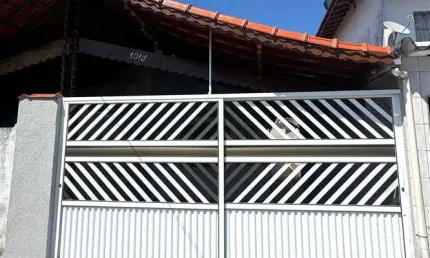 CASA c/ 2 Dorm sendo 1 SUÍTE, TODA REFORMADA, 70,50 m² de área útil. BAIRRO: