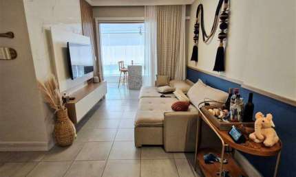 Apto de 2 dorm, sendo 2 suítes, PORTEIRA FECHADA, sacada gourmet, 83 m² de área útil.Bairro: Canto do Forte.