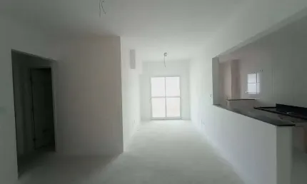 Apto de 2 dorm c/ 1 suíte, sacada, vista mar, 75,00 m² de área útil. bairro: mirim.
