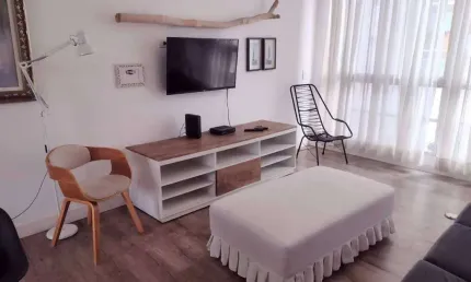 Apto de 2 dorm, sendo 1 suíte, mobiliado, prédio frente mar, 96 m² de área útil. bairro: guilhermina.