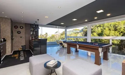 Casa em condomínio, impecável, 100% mobiliada - com 2 suítes e 2 demi-suítes à venda, 453 m² por R$ 4.689.000 - Atuba - Curitiba/PR