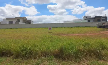 MARAVILHOSO TERRENO À VENDA COM ÓTIMA TOPOGRAFIA COM   500M2 NA PARTE EXTERNA E COMERCIAL DO CONDOM