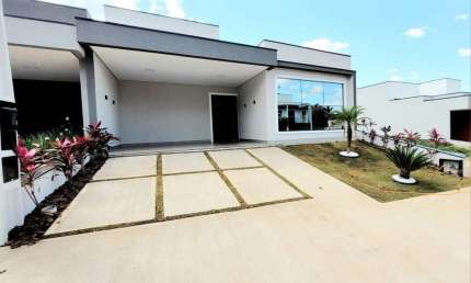 LINDA Casa à venda, em condomínio  , com três suítes, com piscina, nova acabamento impecavel,  Jard