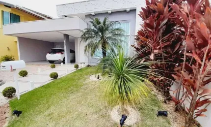Casa À VENDA aconchegante com 3 dormitórios para venda, localizada em condomínio de alto padrão, a