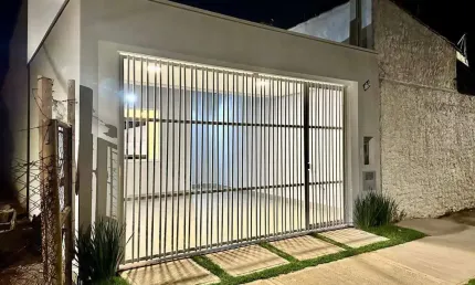 Linda nova e moderna casa à venda, aqui se vive super bem localizada, com otimo acabamento em indai