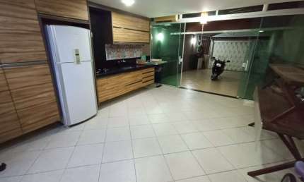 Lindo Sobrado à vendcom três suítes , repleto de armários em todas as dependencias ,ótima localizaç