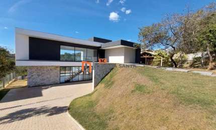 MARAVILHOSA CASA COM VISTA DEFINITIVA NO CONOMÍNIO MIRANTE DO FIDALGO
