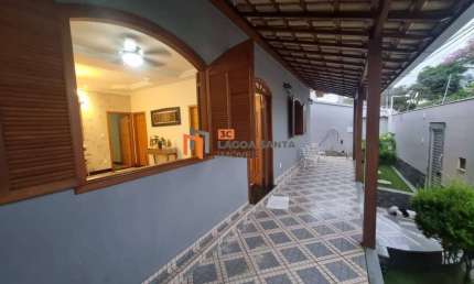 EXCELENTE CASA PLANO LOCALIZADA NO BAIRRO SANTA AMÉLIA - BELO HORIZONTE