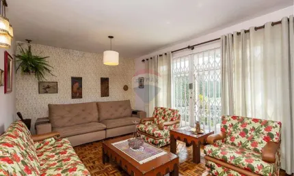 Casa a venda com 300m² de área construída, sendo 360m² de terreno no bairro Parolin - Curitiba-PR por R$ 990.000,00