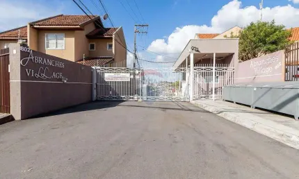 Sobrado à venda com 3 quartos sendo 1 suíte e 2 vagas de garagem por R$500.000,00, no Condomínio Abranches Village, em Curitiba/PR