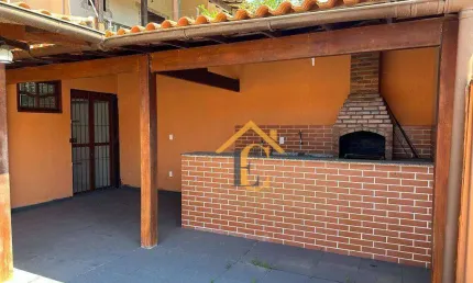 Ótima Casa, composta de 3 quartos, sendo 2 suítes, 3 banheiros, sala,  cozinha, área de serviço coberta com churrasqueira e chuveirão, vaga de garagem