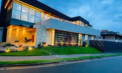 Casa à venda no Damha  Terreno com 380 m². Casa de canto, super ventilada, com 4 suítes.