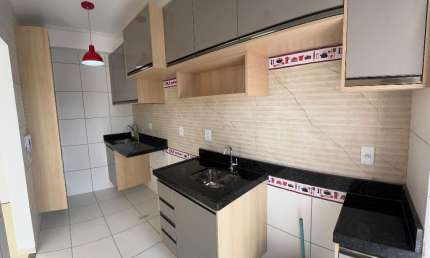 Apartamento ventilado, com 57m Todo no porcelanato, reformado com cortina de vidro.
