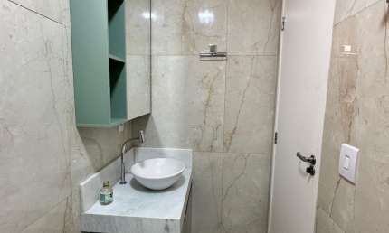 Apartamento ventilado, com 57m Todo no porcelanato, reformado com cortina de vidro.